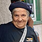 Marita Klostermeier ist jeden Abend im Innenhof, sorgt unter anderem dafür, dass die Kerzen auf den Tischen immer ordentlich gerichtet ...