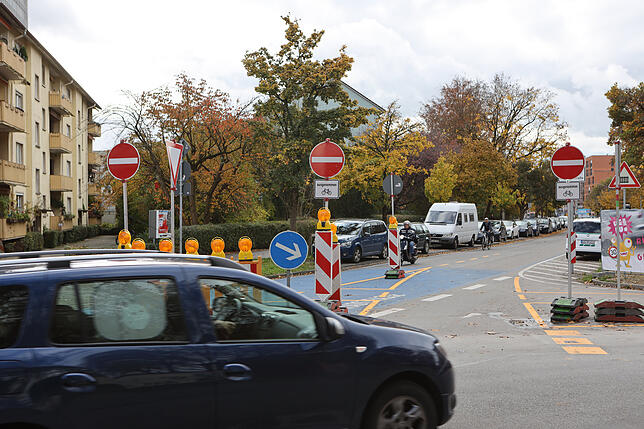 Autofahrer, die Richtung Seerhein fahren, müssen in der Jahnstraße in die Steinstraße abbiegen, die Weiterfahrt ist inzwischen gesperrt.