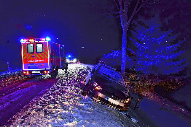 Der Fahrer dieses Fahrzeugs rutschte auf schneeglatter Fahrbahn von der Straße und prallte mit der Fahrerseite gegen einen Baum. Er ...
