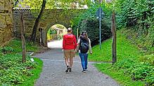Ein- oder Ausgang am Blatterngraben in Überlingen: Zwei &bdquo;Wächter&ldquo; des Radolfzeller Bildhauers Alexander Weinmann halten hier ...