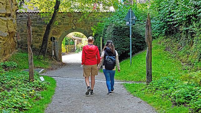 Ein- oder Ausgang am Blatterngraben in Überlingen: Zwei &bdquo;Wächter&ldquo; des Radolfzeller Bildhauers Alexander Weinmann halten hier ...