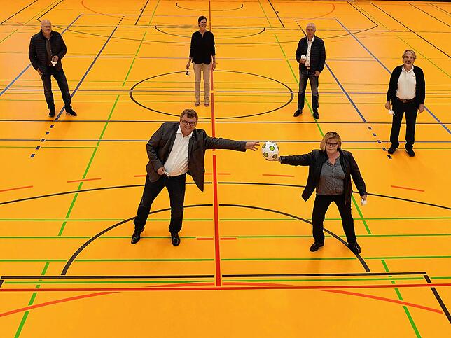 Im Frühjahr letzten Jahres wurde die neue Sporthalle in Fischbach ihrer Bestimmung übergeben. Oberbürgermeister Andreas Brand (vorn ...