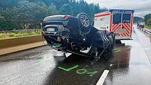 Der Fahrer des Mitsubishi Outlander wird mit dem Rettungshubschrauber in eine Klinik gebracht.