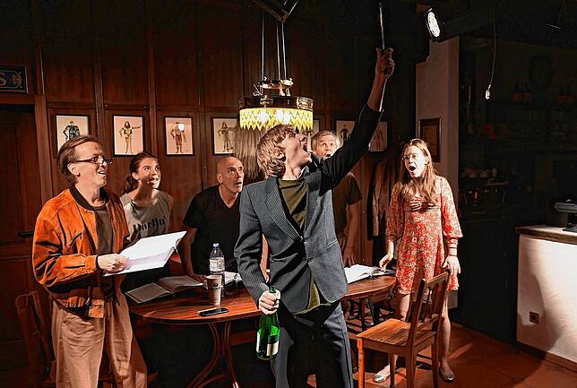 Das Ensemble Elmar F. Kühling, Bianca Wächter, Ralf Beckord, Fionn Stacey, Daniel Leers, Alexandra Born (v.l.) im aktuellen Stück.