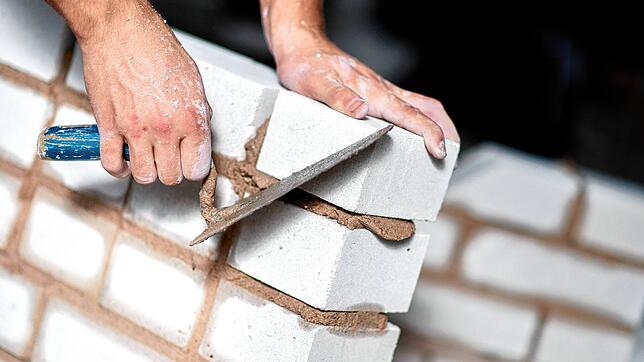 Erscheinen Maurer etwa besonders pünktlich zur Arbeit? Nein, aber genau müssen sie bei der Arbeit schon sein.