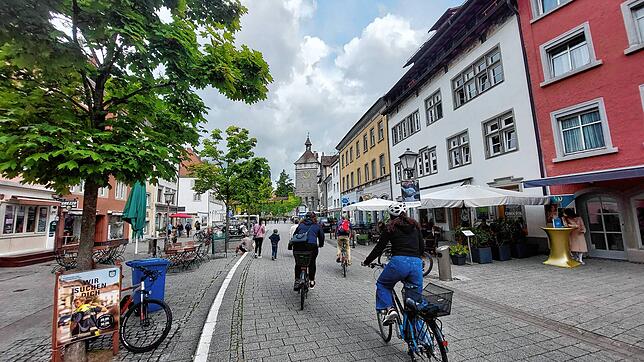 (Archivbild) Links ist ein Plakat-Ständer aufgebaut, zu beiden Seiten der Kreuzlinger Straße ist für die Gastronomie bestuhlt. Für all ...