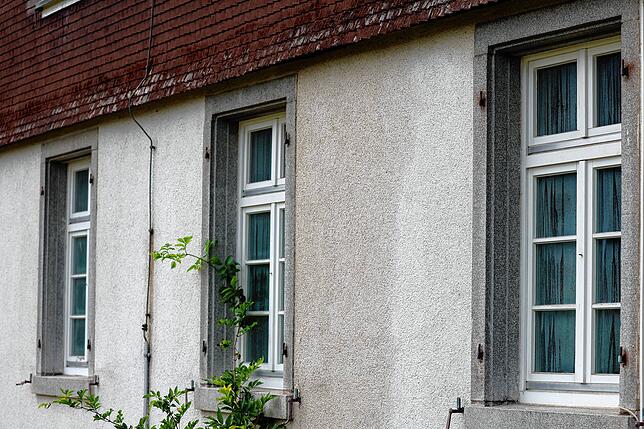 Die dunklen Flecken an der Hauswand bemerkte eine Anwohnerin.