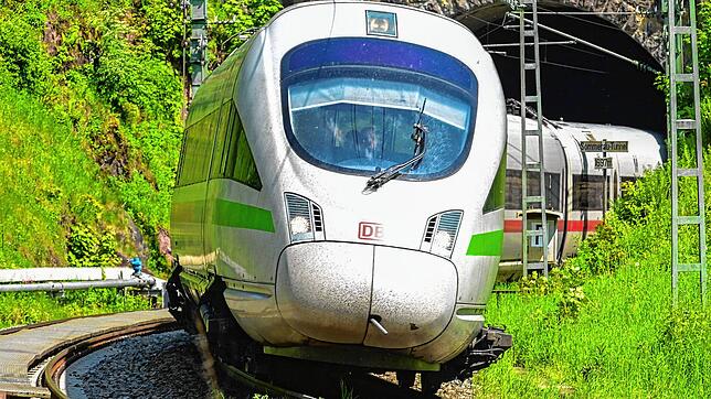 Der ICE auf der Schwarzwaldbahn &ndash; derzeit gibt es dies nicht zu sehen. Die Direktverbindung Konstanz-Hamburg an den Wochenenden ...