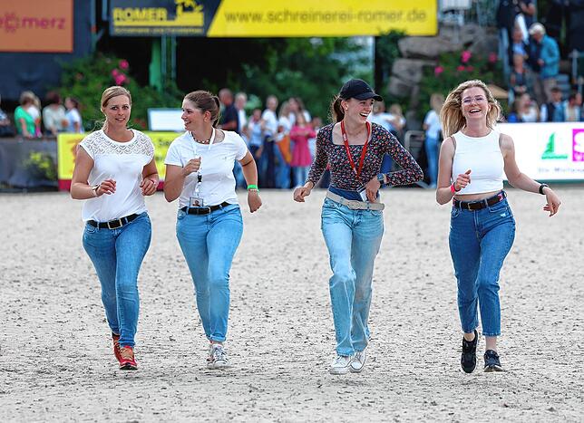 Bild 20: Tausende beim Showabend zur Eröffnung des Fest der Pferde 2024