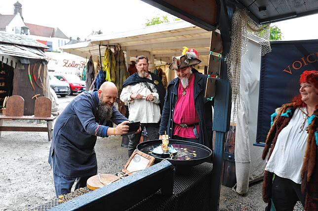 Bild 22: Gäste und Aussteller des Mittelalter-Markts in Pfullendorf trotzten dem Schmuddelwetter