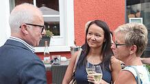 Thomas Burger (SBS Feintechnik Schonach) mit SÜDKURIER-Redaktionsleiterin Stephanie Jakober und Regina Gerschermann (Marketingleiterin ...