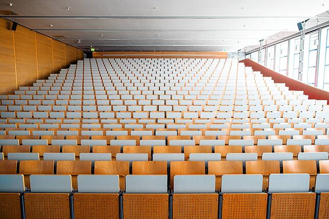 Ein verlassener Hörsaal der Otto-von-Guericke-Universität in Magdeburg. Die meisten Hochschulen praktizieren noch im Fernunterricht, ...