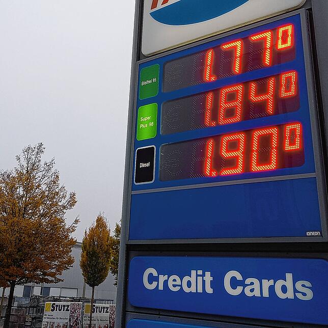 Die Tankpreise im Schweizer Kreuzlingen am Montagmorgen, 25. Oktober 2021. Währenddessen musste in Konstanz für den Liter Super fast ...
