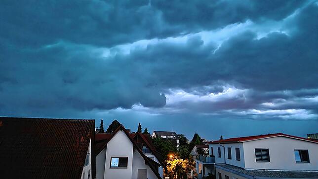 Dicke Gewitterwolken ziehen auf Meersburg zu.