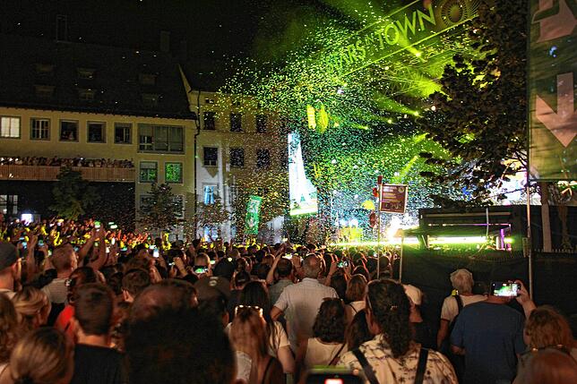 Finale in Schaffhausen: So bunt war der Auftritt von Mark Forster, Plüsch und Dean Lewis.