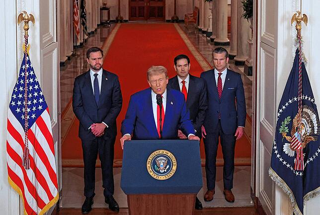 Trump bei der Ansprache zum Angriff. Links neben ihm Vizepräsident JD Vance, rechts neben Trump Außenminister Marc Rubio, ganz rechts ...