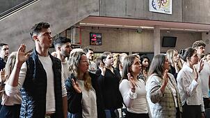 130 neue Lehrer wurden am 12. September in der Ekkehard-Realschule in Singen pünktlich zum Schuljahresbeginn vereidigt. Und dennoch ...