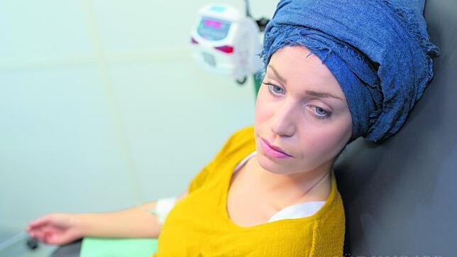 Eine Krebspatientin wird mit einer Chemotherapie behandelt. Die Medikamente dafür sind oft sehr teuer.
