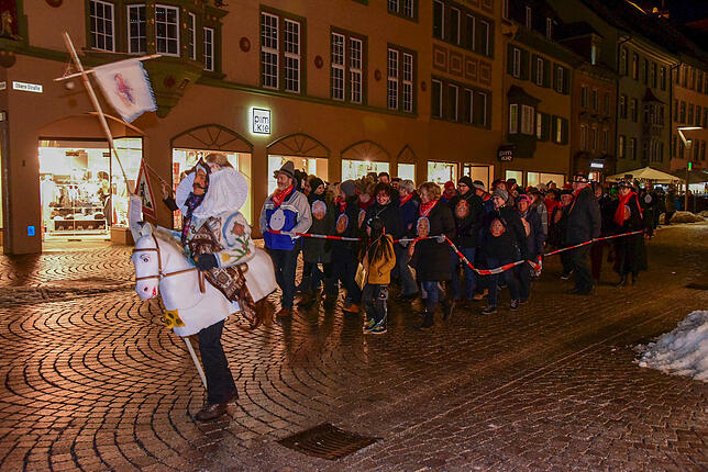 Angeführt vom Narrovatter alias Klaus Richter marschieren die Teilnehmer der närrischen Stadtführung durch die Obere und durch die ...