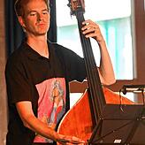 Der Kontrabass, gespielt von Felix von Tippelskirch, ist für die tiefen Töne zuständig.