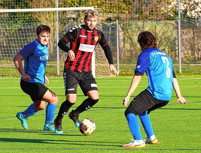 Noch immer top: Anton Weis (Mitte) ist mit zwölf Treffern noch immer bester Torschütze des FSV Rheinfelden II. Seine Fähigkeiten sind ...