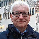 Jürgen Resch, Bundesgeschäftsführer der Deutschen Umwelthilfe, vor dem Rathaus von Überlingen.