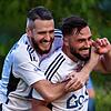 Der Hochzeiter und der Dreifach-Torschütze: Nico Maenza (links), der an diesem Samstag übrigens heiratet, feiert mit Jason Cerimi dessen ...