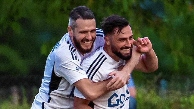 Der Hochzeiter und der Dreifach-Torschütze: Nico Maenza (links), der an diesem Samstag übrigens heiratet, feiert mit Jason Cerimi dessen ...