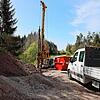 Mit schwerem Gerät werden 106 Löcher für die Bohrpfähle gebohrt, die für den Brückenneubau der Kuhmoosbachbrücke auf der L 181 zwischen ...