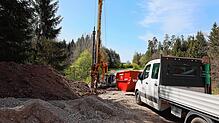 Mit schwerem Gerät werden 106 Löcher für die Bohrpfähle gebohrt, die für den Brückenneubau der Kuhmoosbachbrücke auf der L 181 zwischen ...
