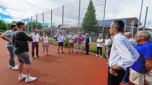 Stadtbaumeister Matthias Distler (Mitte) und Sportstättenbauer Christoph Neumann (fünfter von links) erläuterten den Stadträten und ...
