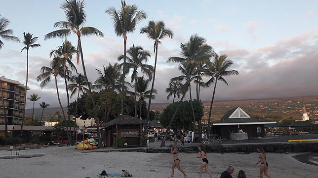 Unten kann man baden: Schwimmen und Surfen kann man auf Hawaii natürlich auch.