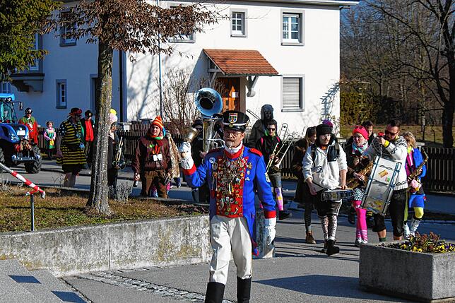 Büttel Udo Beller führt die Klufterner Narrenschar unter Begleitung der Lumpenkapelle Kluftern vor das Gebäude der Ortsverwaltung, damit ...