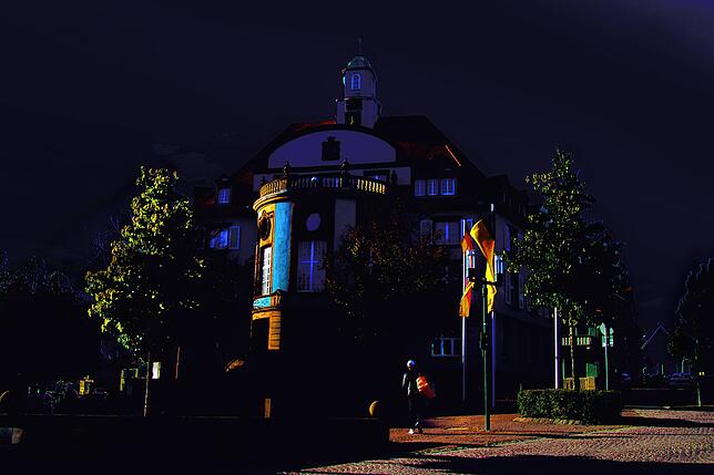 Unsere Bildsimulation zeigt, wie es künftig des Nachts auf den Straßen aussehen könnte: So dunkel wie das Rathaus in Donaueschingen ...
