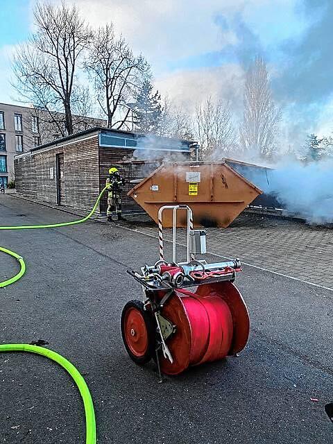 Noch ein brennender Container: Auch in der Jacob-Burckhardt-Straße ist die Feuerwehr gefordert, und das schon am Nachmittag des 31. ...