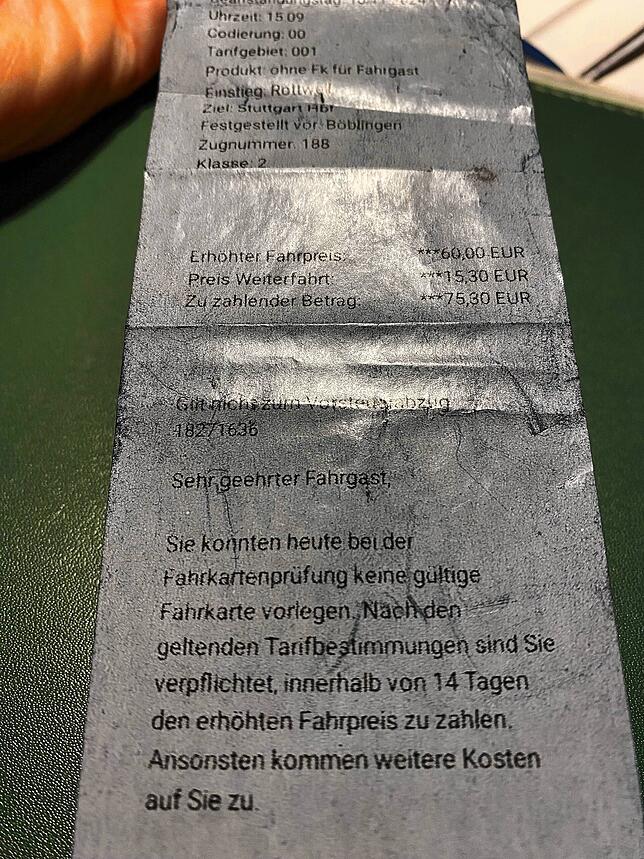 Jeweils 60 Euro Strafe sollten zwei Schülerinnen bezahlen, weil die Chips ihrer Schülerfahrkarten nicht lesbar waren.