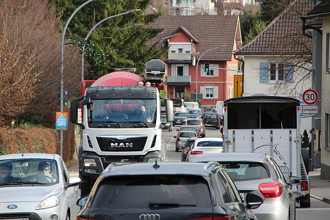 Stau in der B-33-Ortsdurchfahrt in Markdorf: Dort wehrt man sich gegen die Aktion der Initiativen vom See, die am Sonntagabend den ...