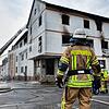 Noch während die Feuerwehr nach dem Großbrand mit 14 Verletzten, darunter zwei Feuerwehrleuten, das Gebäude in VS-Schwenningen sichert, ...