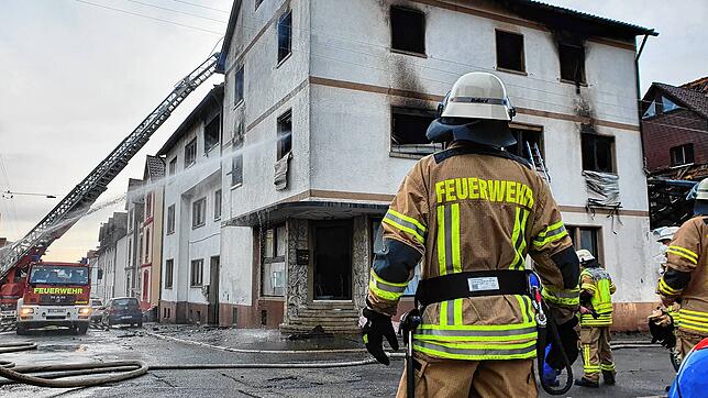 Noch während die Feuerwehr nach dem Großbrand mit 14 Verletzten, darunter zwei Feuerwehrleuten, das Gebäude in VS-Schwenningen sichert, ...