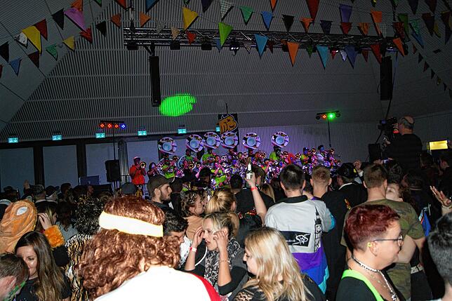 Bild 6: Ausgefallene Kostüme und laute Musik – So war die Guggen-Party