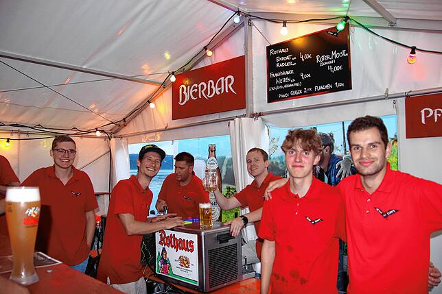Hinter der Bar bei den Guggevamps herrscht am Freitagabend beste Laune.