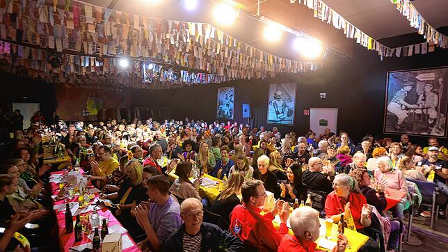 Volles Haus: Das Publikum ist begeistert vom diesjährigen Bunten Abend der Schneckenburg. Alle Vorstellungen im Saal der Waldorfschule ...