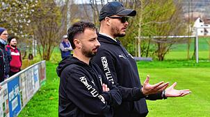 Trainerwechsel: Fabio Muto (vorn) tritt beim FC Wittlingen überraschend zurück, der bisherige Co-Trainer Gerhard Sauer übernimmt.