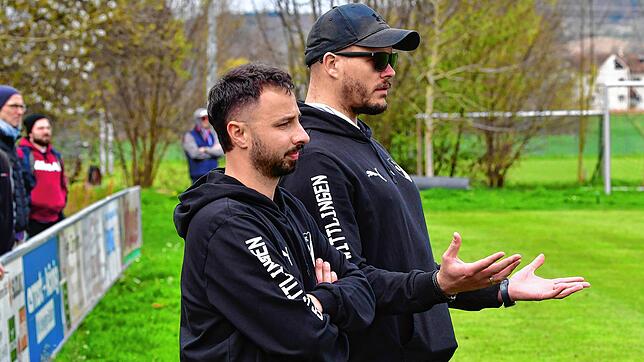 Trainerwechsel: Fabio Muto (vorn) tritt beim FC Wittlingen überraschend zurück, der bisherige Co-Trainer Gerhard Sauer übernimmt.