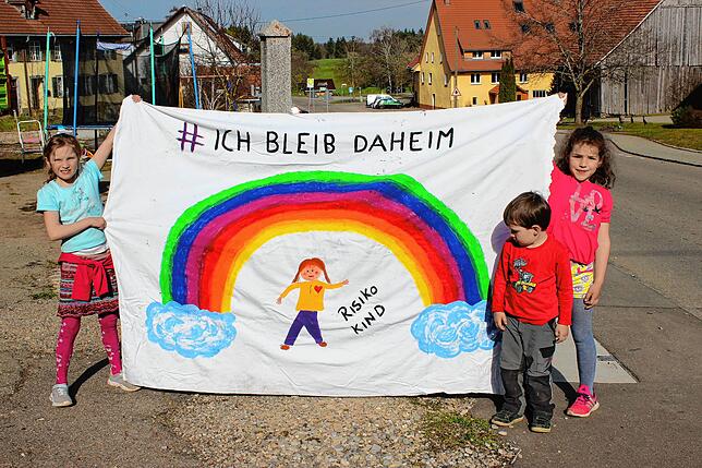 Gesellschaft trotz Isolation: Karla (links) mit ihren Geschwistern.