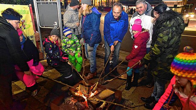 Auf ein Rahmenprogramm wie das beliebte Stockbrotgrillen in den vergangenen Jahren (unser Bild) müssen die Besucher bei der Langen ...