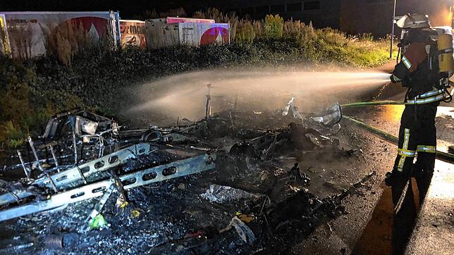 Lediglich Metallschrott blieb nach dem Brand eines Wohnanhängers in Gottmadingen übrig.