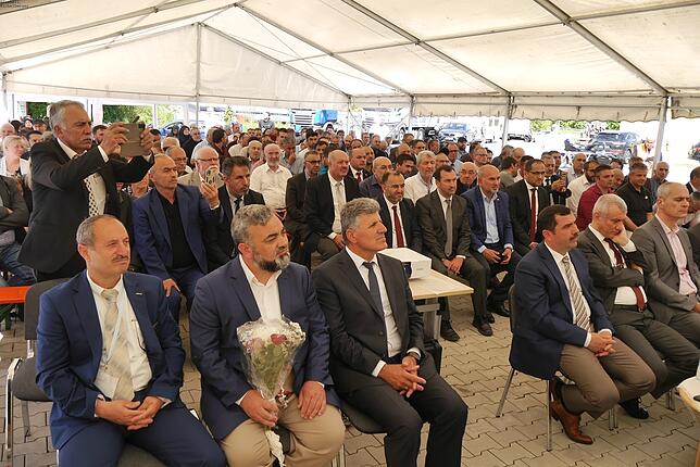 Zahlreiche geladene Gäste verfolgten die Reden zur feierlichen Eröffnung der Meßkircher Moschee im Zelt neben dem Gebäude.