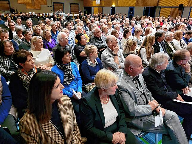 Rund 250 Bürger und Gäste verabschiedeten in der Höri Halle Bürgermeister Uwe Eisch bei einem Festakt aus dem Amt des Bürgermeisters.