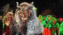 Der Hexenmeister der Hexenzunft Villingen hat 300 Hexen nach Pfaffenweiler zum Nachtumzug mitgebracht.